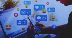 Smartphone com excesso de alertas ilustrando a fadiga de notificação e queda de engajamento do cliente.