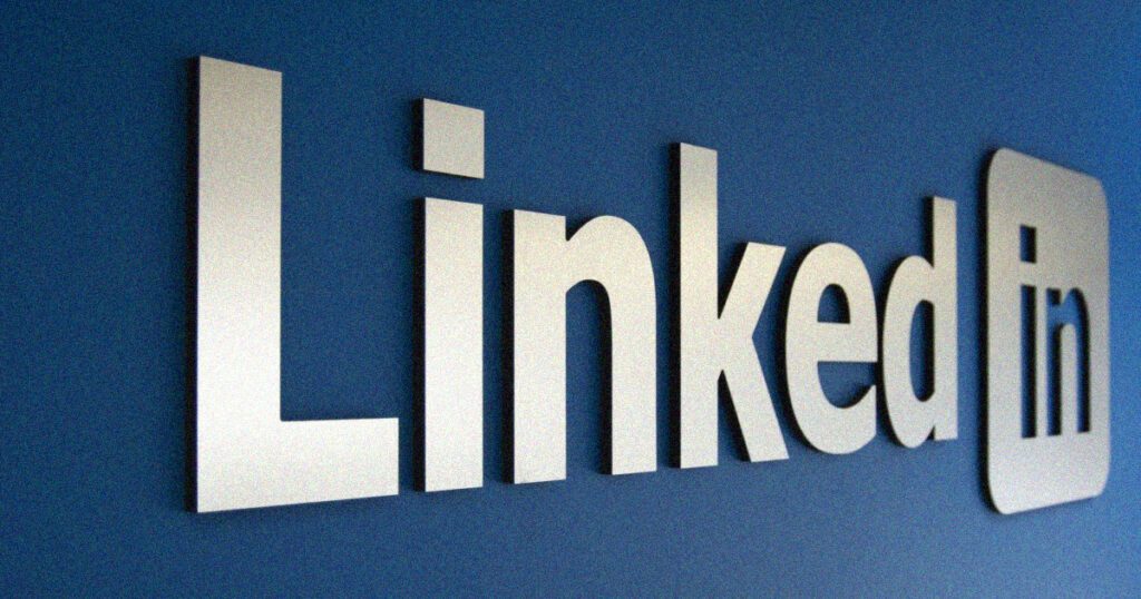 Logo do LinkedIn em destaque sobre uma parede azul, representando autoridade e confiança na prospecção B2B.
