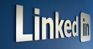 Logo do LinkedIn em destaque sobre uma parede azul, representando autoridade e confiança na prospecção B2B.